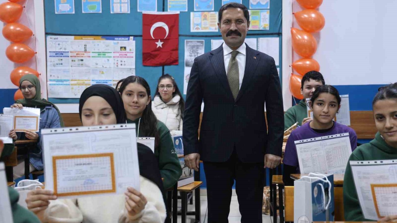 Depremin ardından 224 yeni okulun inşa edildiği Hatay’da 374 bin öğrenci karne heyecanı yaşadı