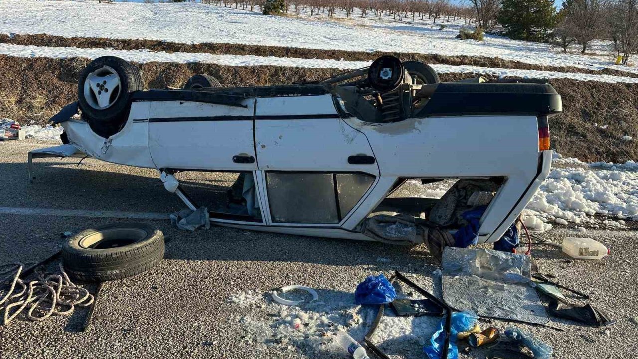 Buzda kayan otomobil takla attı