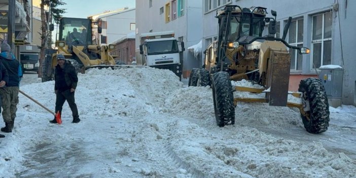 Sarıkamış’ta kar seferberliği: İlçe merkezinden 600 kamyon kar taşındı