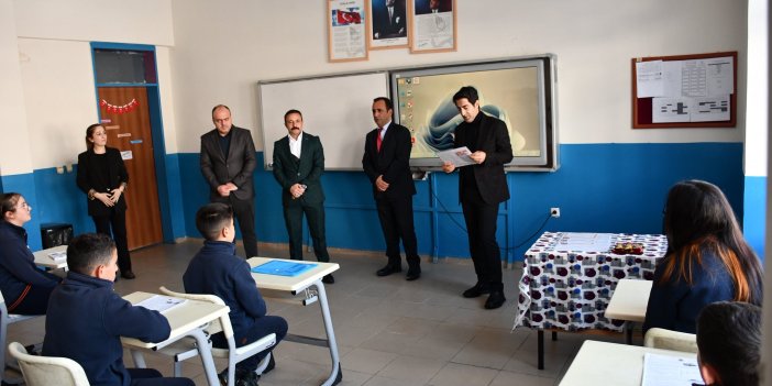 Sarıkamış Kaymakamı Enis Aslantatar öğrencilerin sevincine ortak oldu