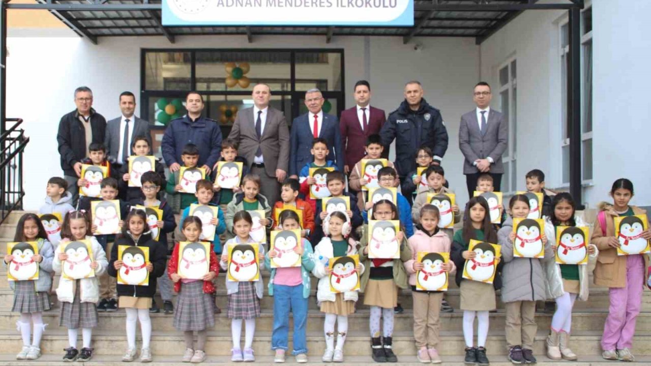 Köşk’te öğrencilerin yarıyıl karnelerini Kaymakam Taş verdi