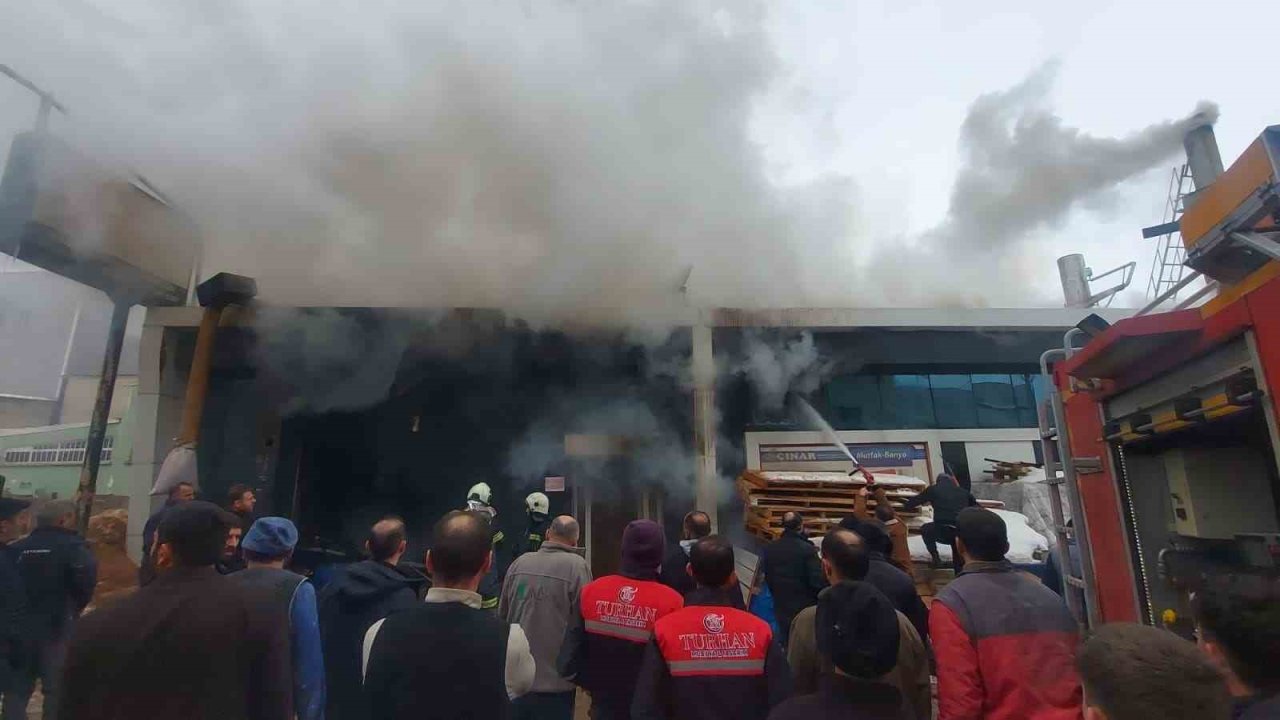 Sanayi sitesinde büyük yangın: 5 kişi hastaneye kaldırıldı