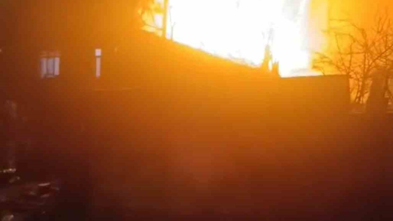 Ümraniye’de korkutan çatı yangını