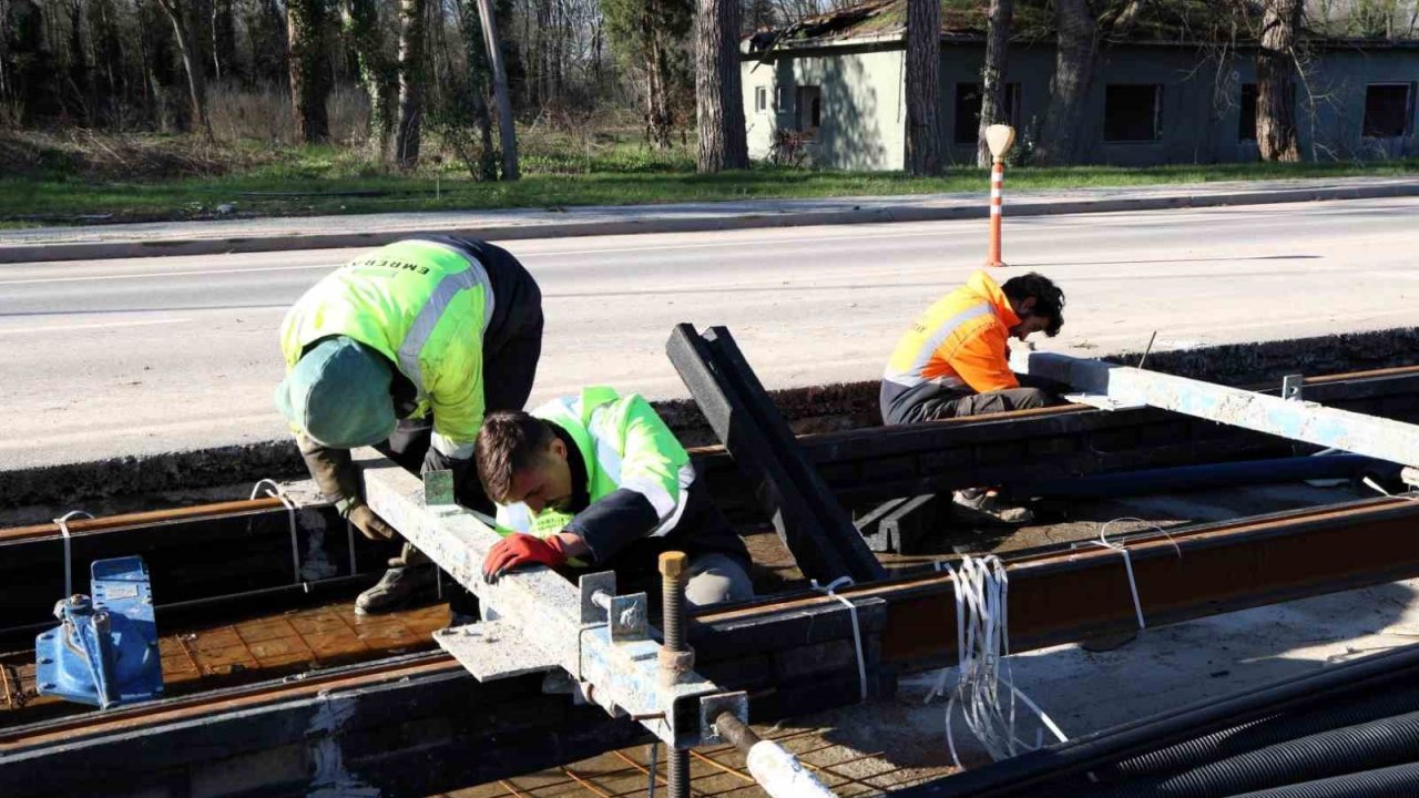 Kartepe tramvay hattında ray döşeme çalışmaları başladı