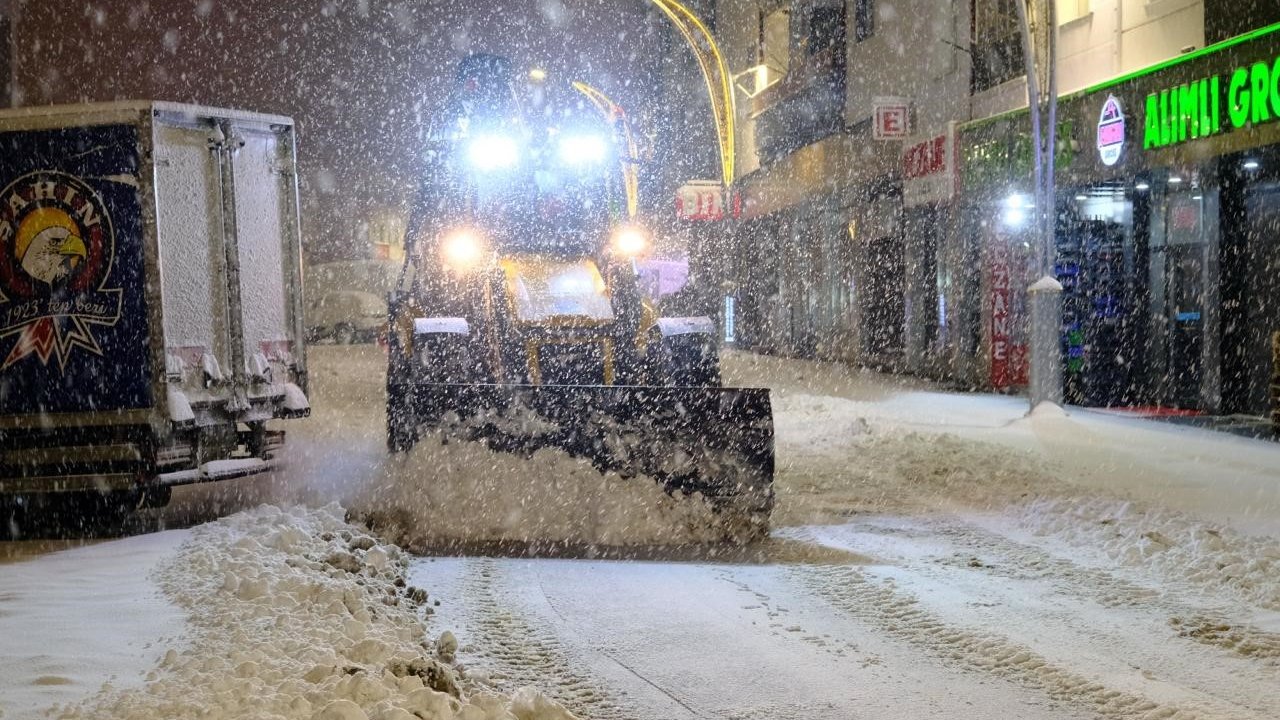 Akdağmadeni Belediyesi ekipleri kar mesaisinde