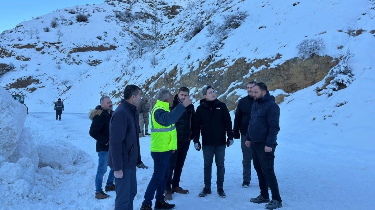 Kemaliye’de grup köy yolunda çığ meydana geldi