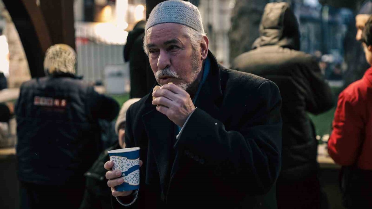 Büyükşehir’den vatandaşa sıcak çorba ikramı