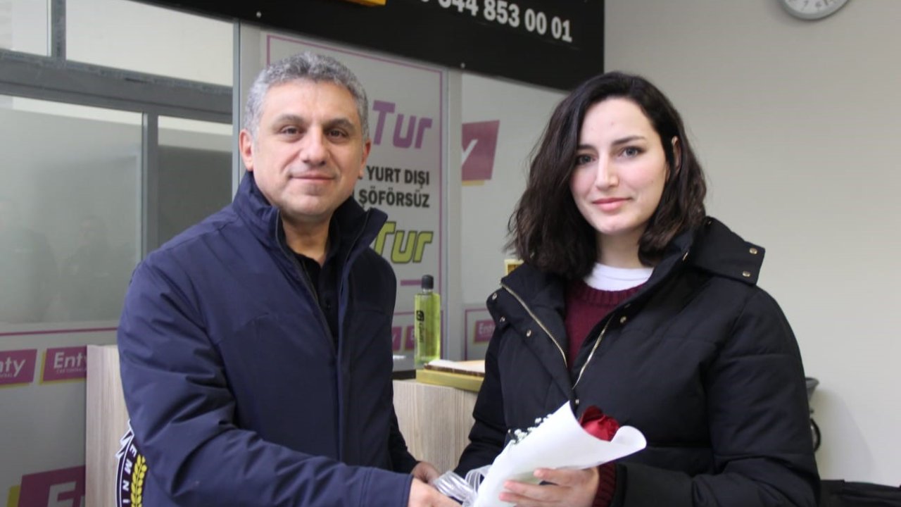 Şırnak’a atanan öğretmenlere havalimanında çiçekli karşılama