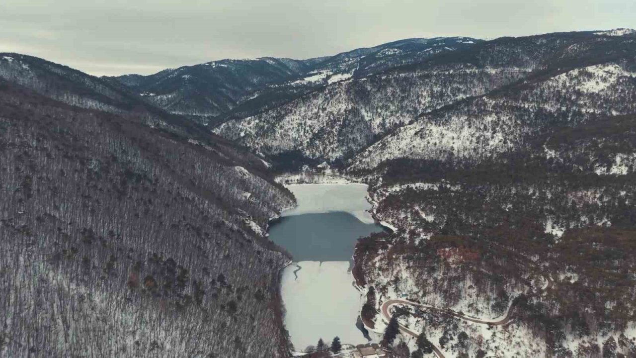 Boraboy Gölü’nün yüzeyi buz tuttu