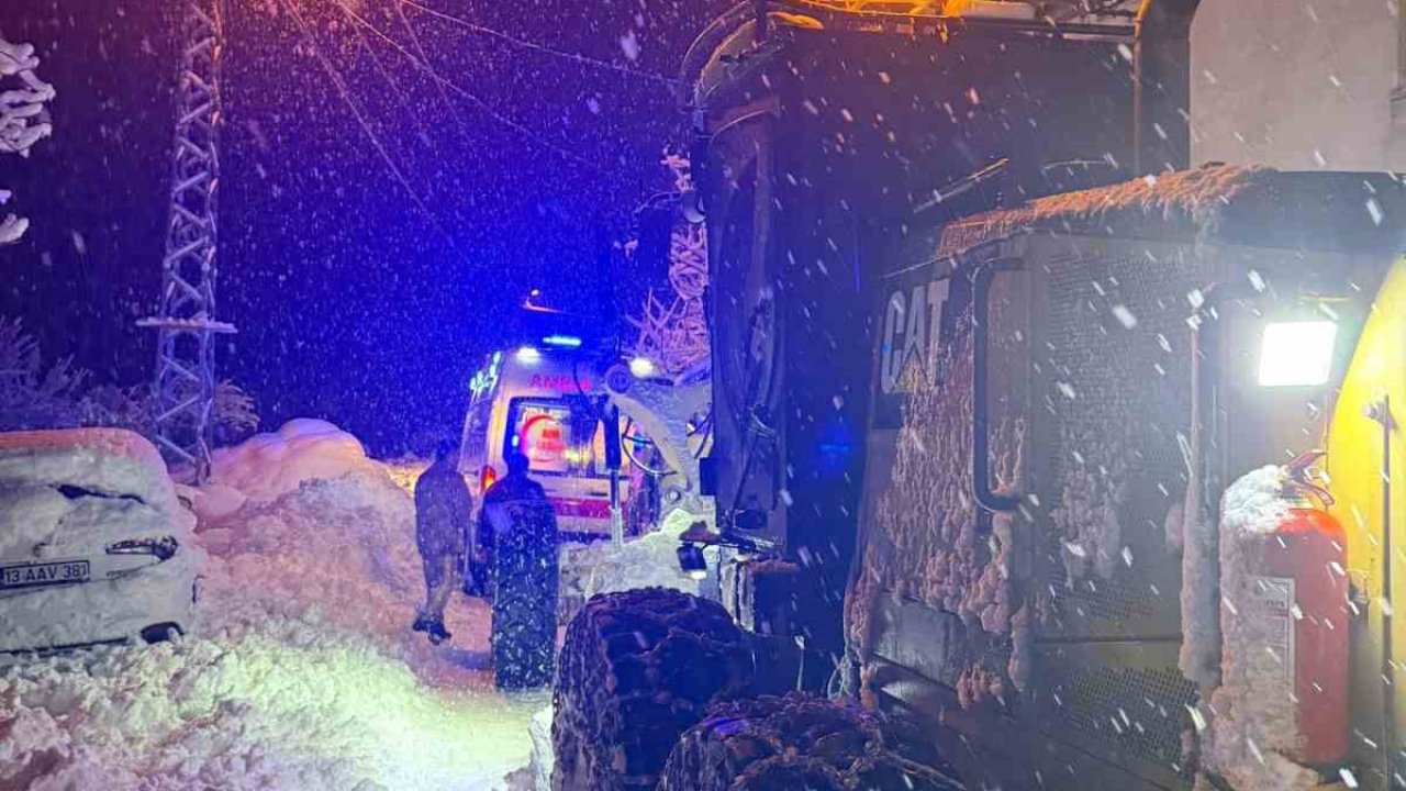 Bitlis’te rahatsızlanan vatandaş zorlu şartlarda hastaneye ulaştırıldı