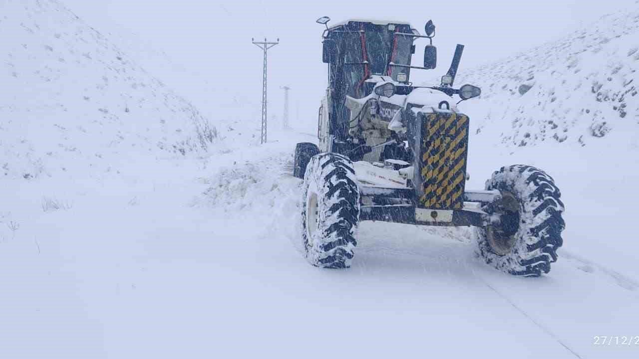 Elazığ’da kar etkili oldu: 482 köy yolu ulaşıma kapandı