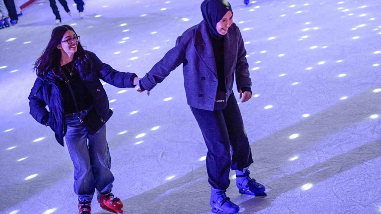 İzmir’de kışın keyfi buzda yaşanıyor