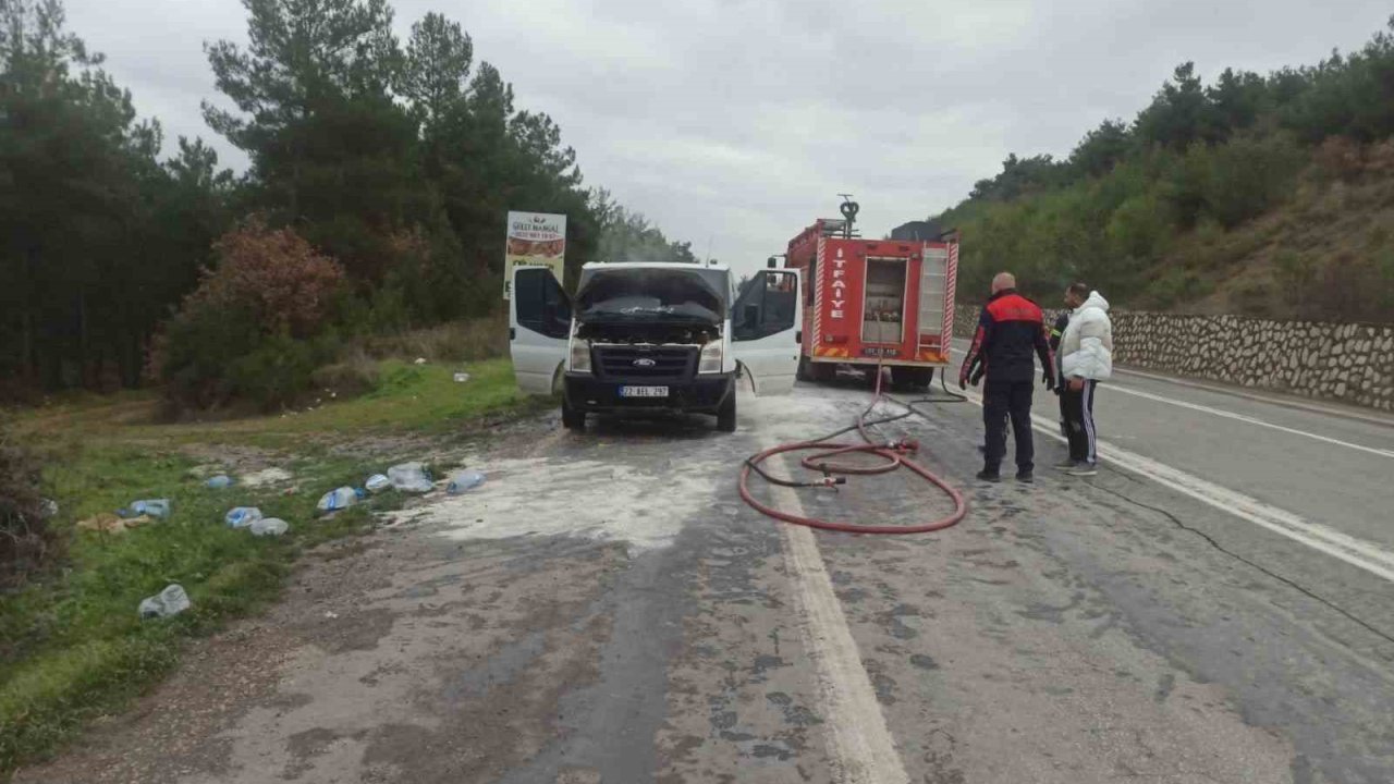 Bilecik’te seyir halindeki ticari araç bir anda alev aldı