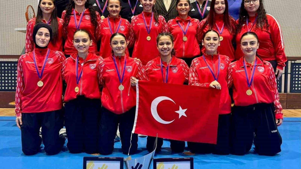 Türkiye Kadın Hokey Milli Takımı şampiyonluk kürsüsünde