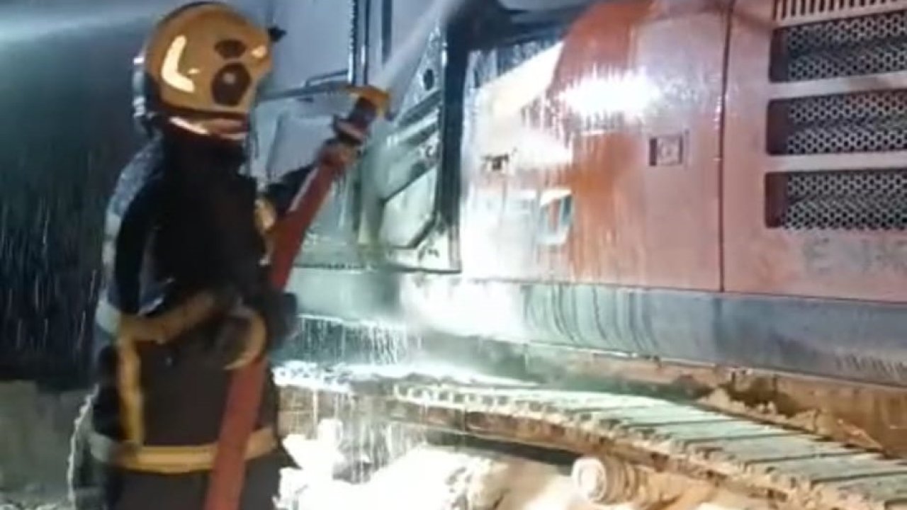 Batman’da iş makinesi yandı