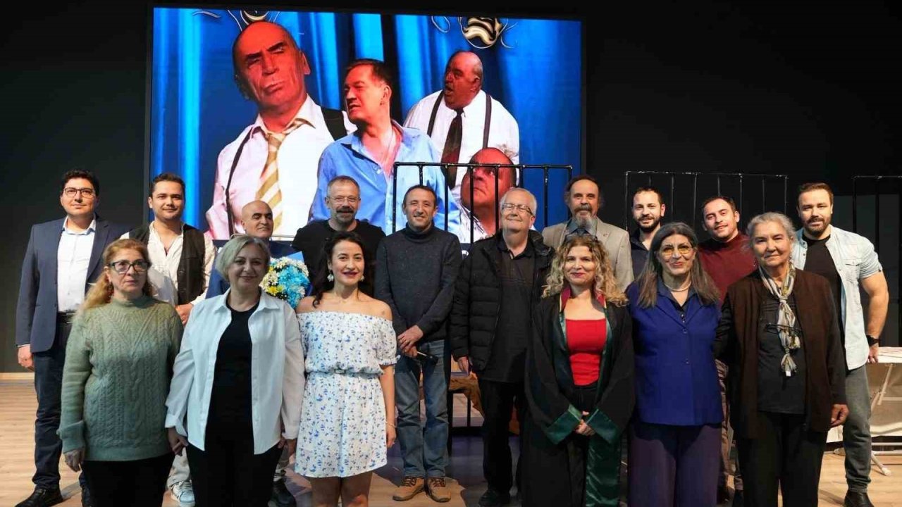 Gömeç Kent Tiyatrosu izleyenleri kahkahaya boğdu