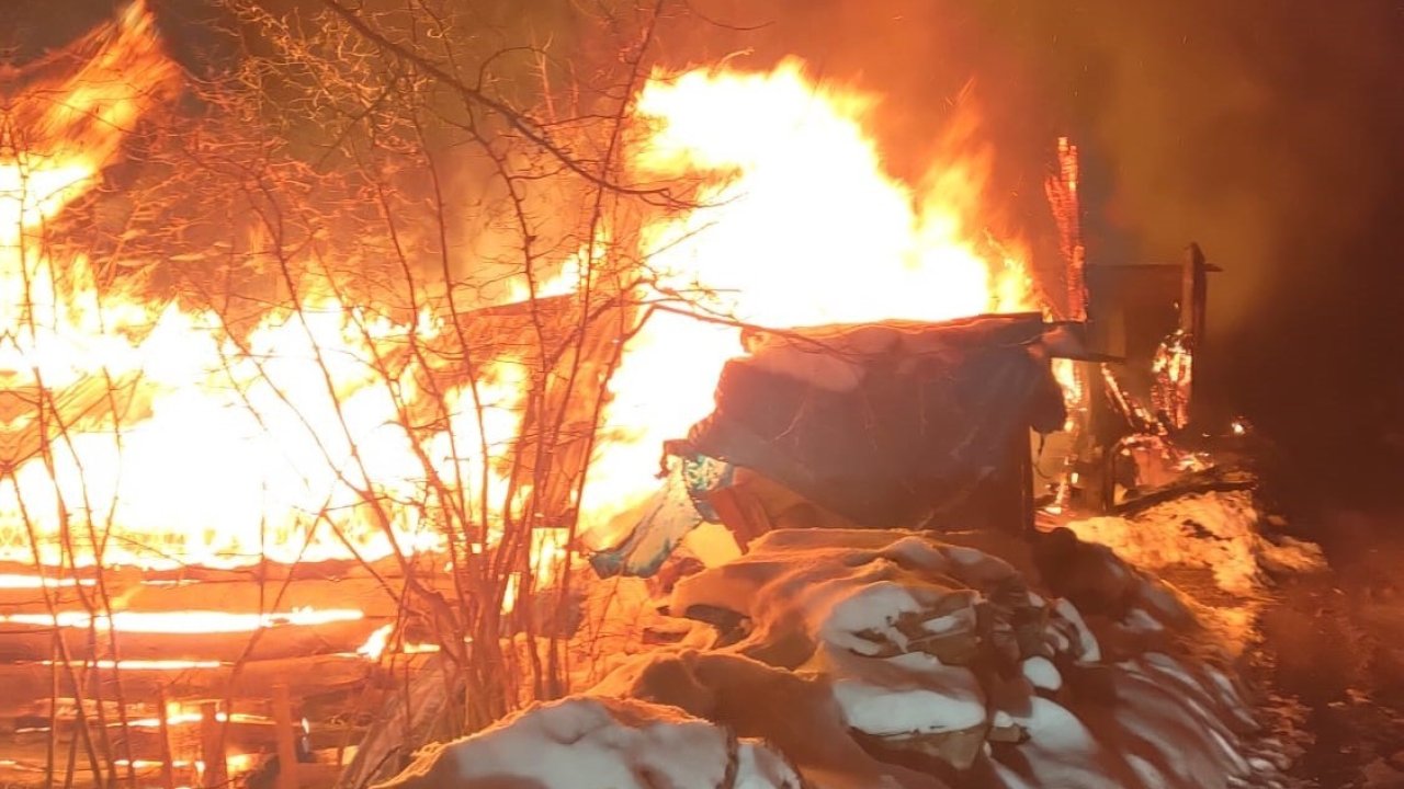 Ordu’da ahşap ev ve samanlıkta yangın