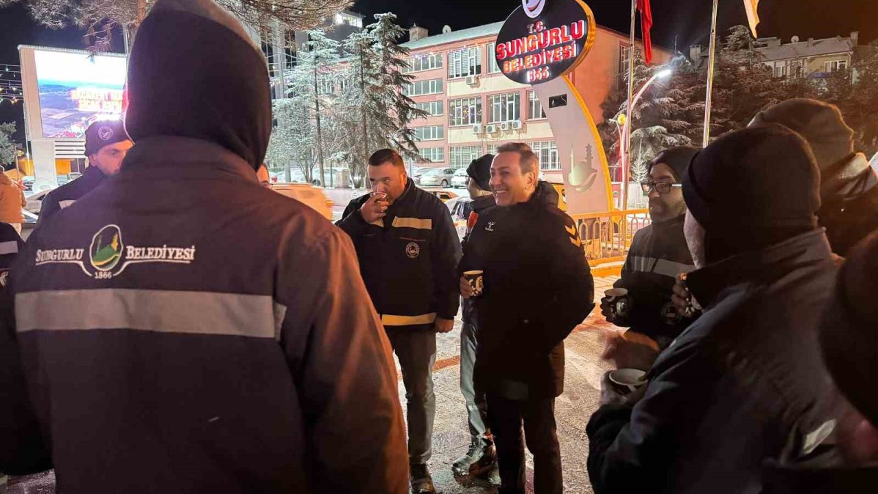 Başkan Dere’den karla mücadele ekiplerine sıcak kahve ikramı
