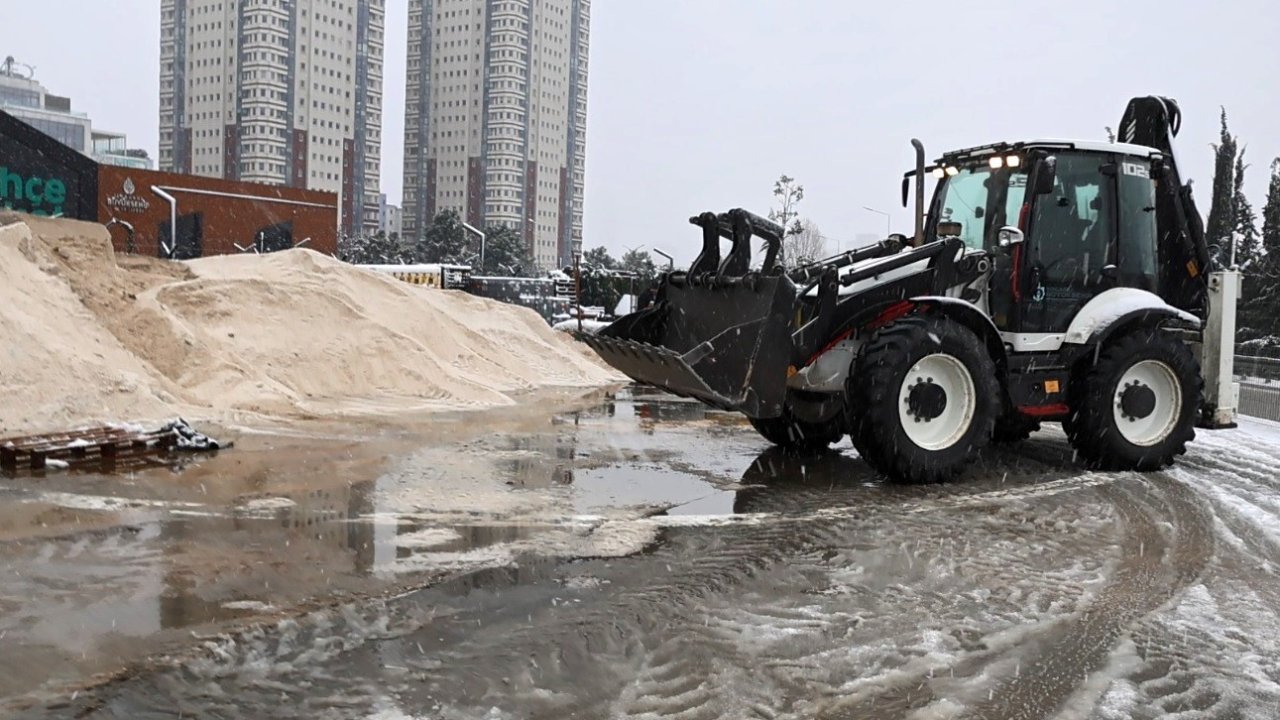 Ataşehir’in "Beyaz Tim"i karla mücadele için görev başında