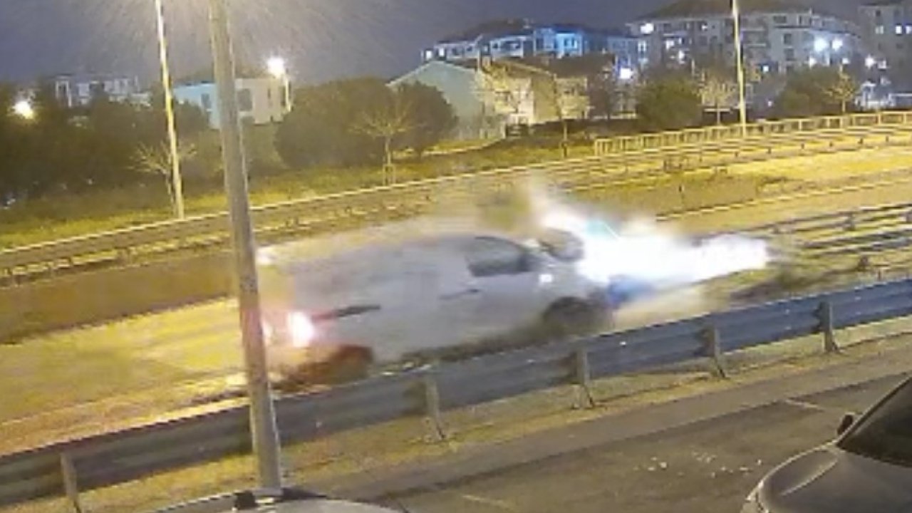 Alkollü sürücünün kullandığı araç bariyere ok gibi saplandı... O anlar kamerada
