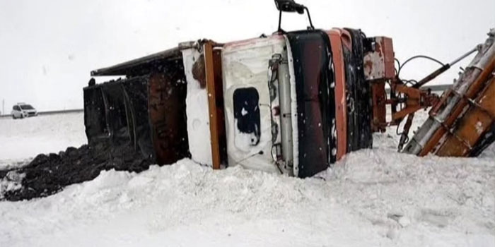 Kars - Ardahan Karayolunda Kar Küreme Kamyonu Devrildi: 1 Yaralı