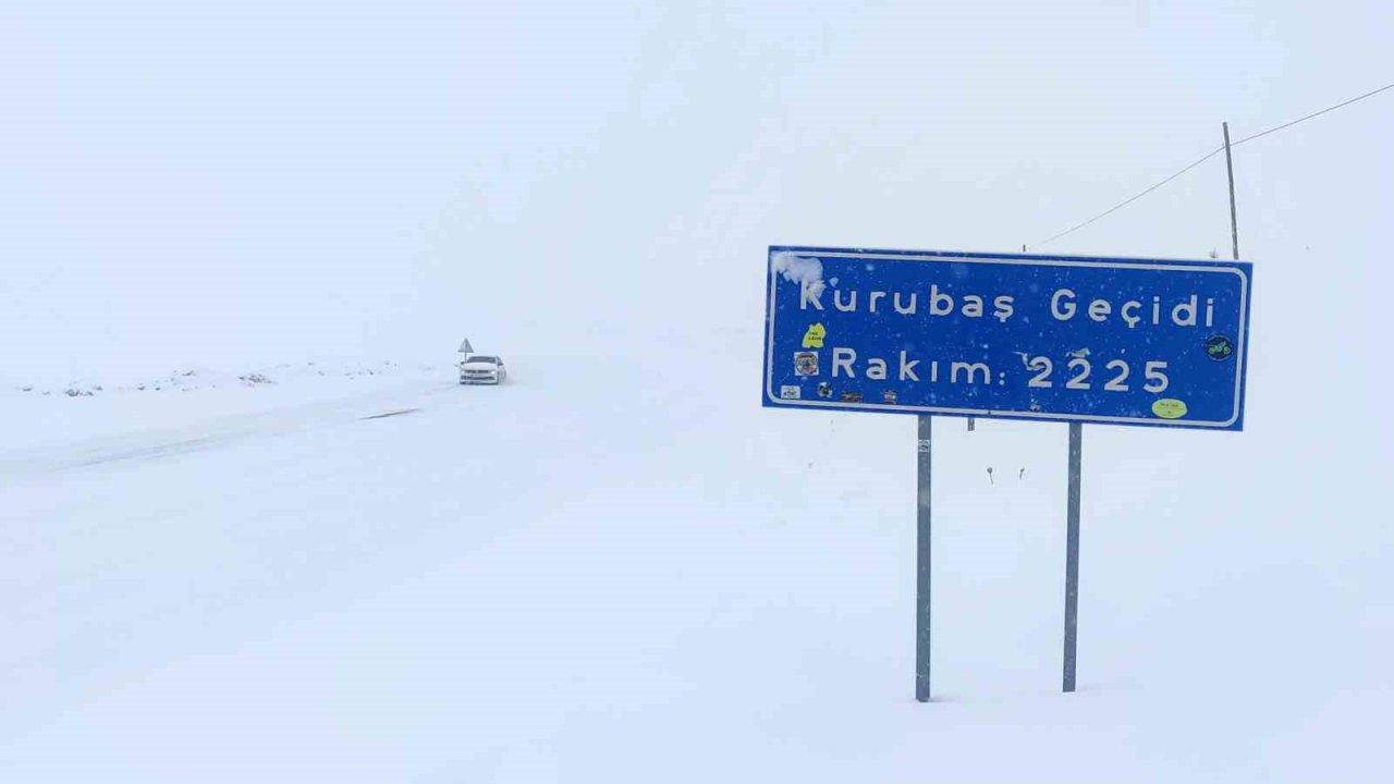 Kurubaş Geçidi’nde kar yağışı ve sis etkili oluyor