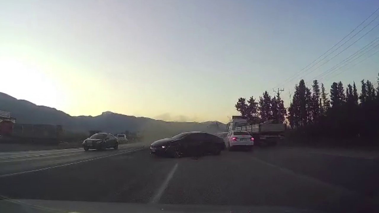 5 aracın karıştığı kaza anbean araç kamerasında