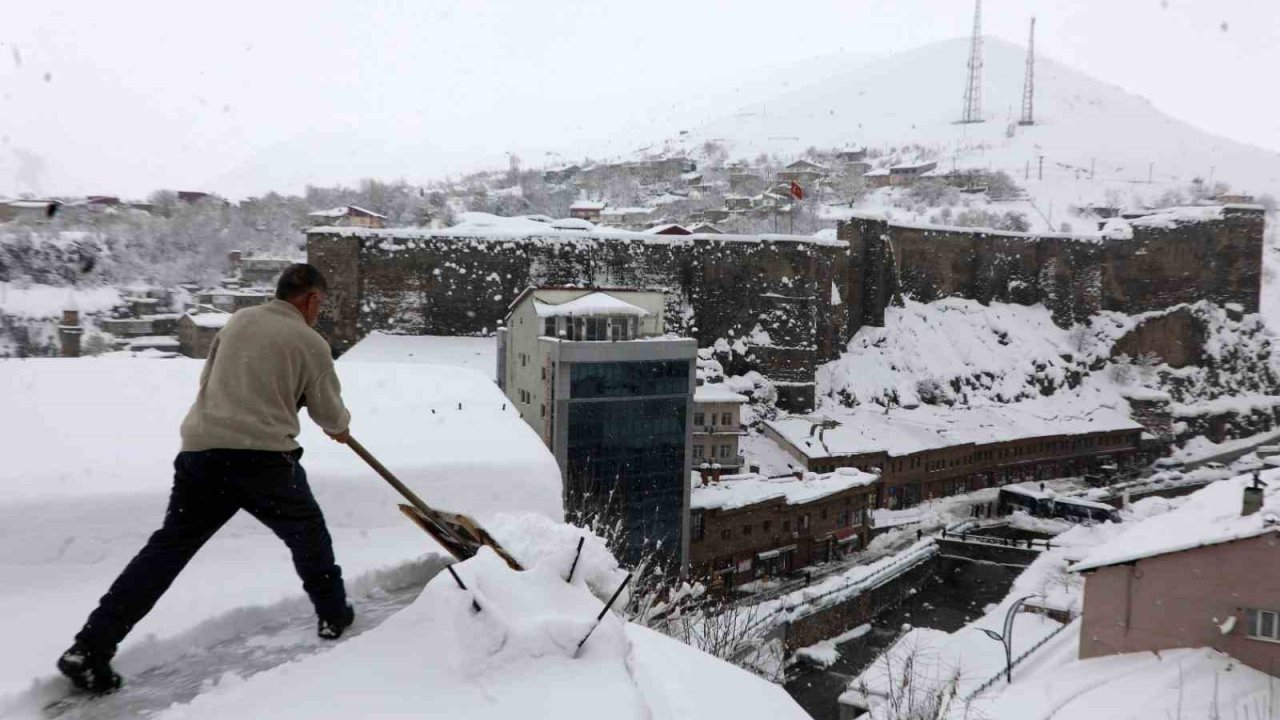 Bitlis’te çatılarda kar küreme seferberliği