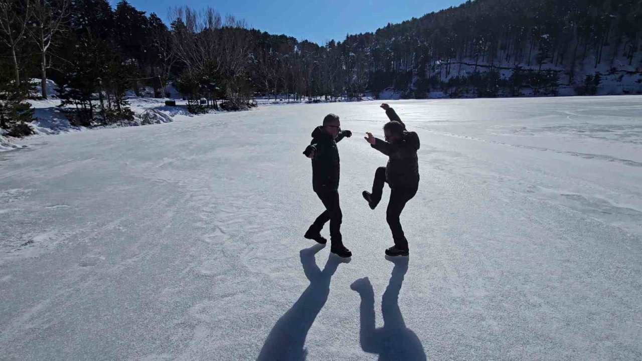 Üzerinde çökertme oynadığı, buzu kesip suya girdi