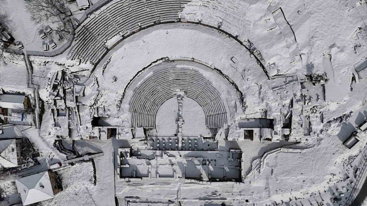 Antik kent karla kaplandı