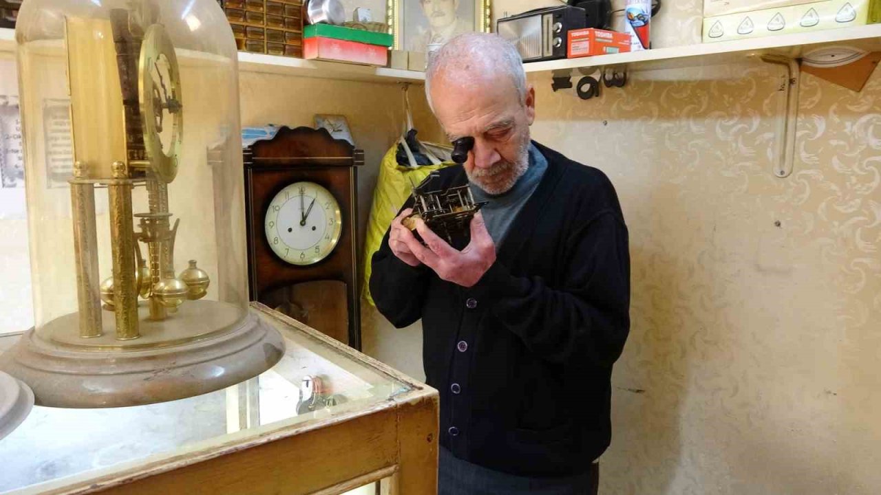 41 yıllık saat ustası 54 yıldır antika saatleri onarıyor