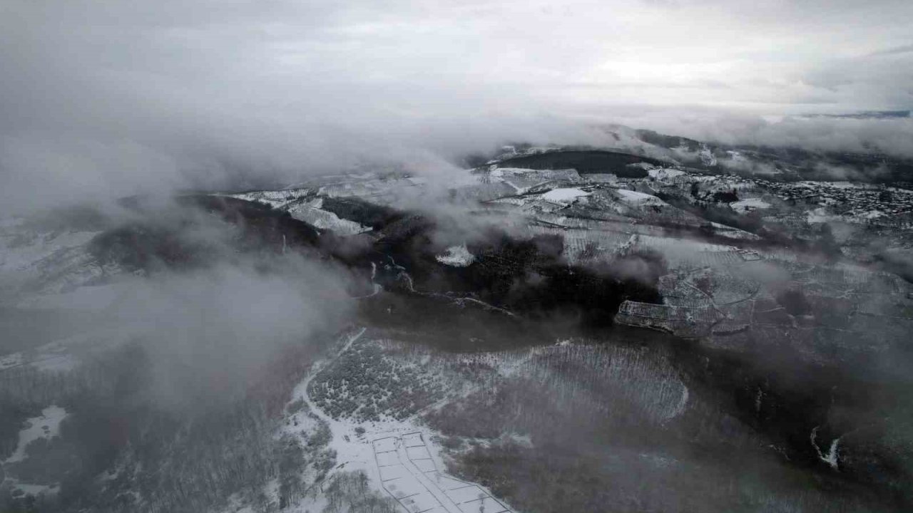 Sislerin ardında kalan kar manzarası kenedine hayran bıraktı