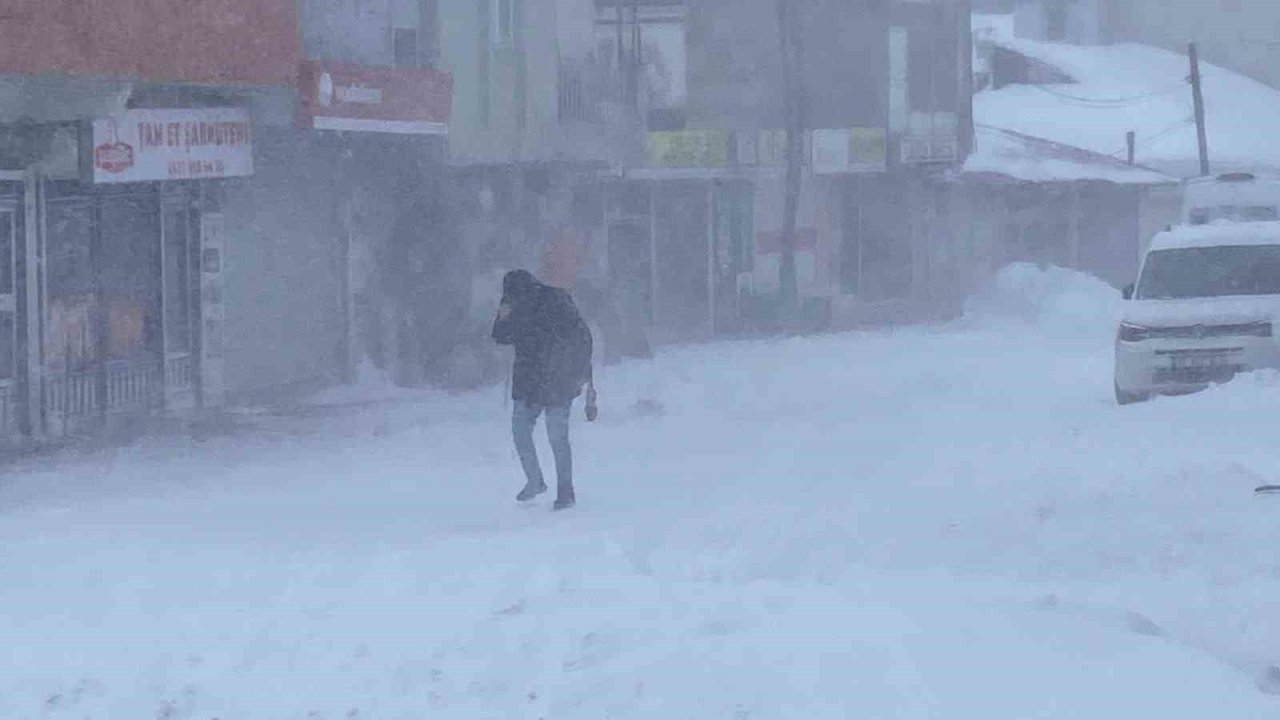 Karlıova’da tipi ve fırtına hayatı felç etti: Esnaf kepenk kapattı
