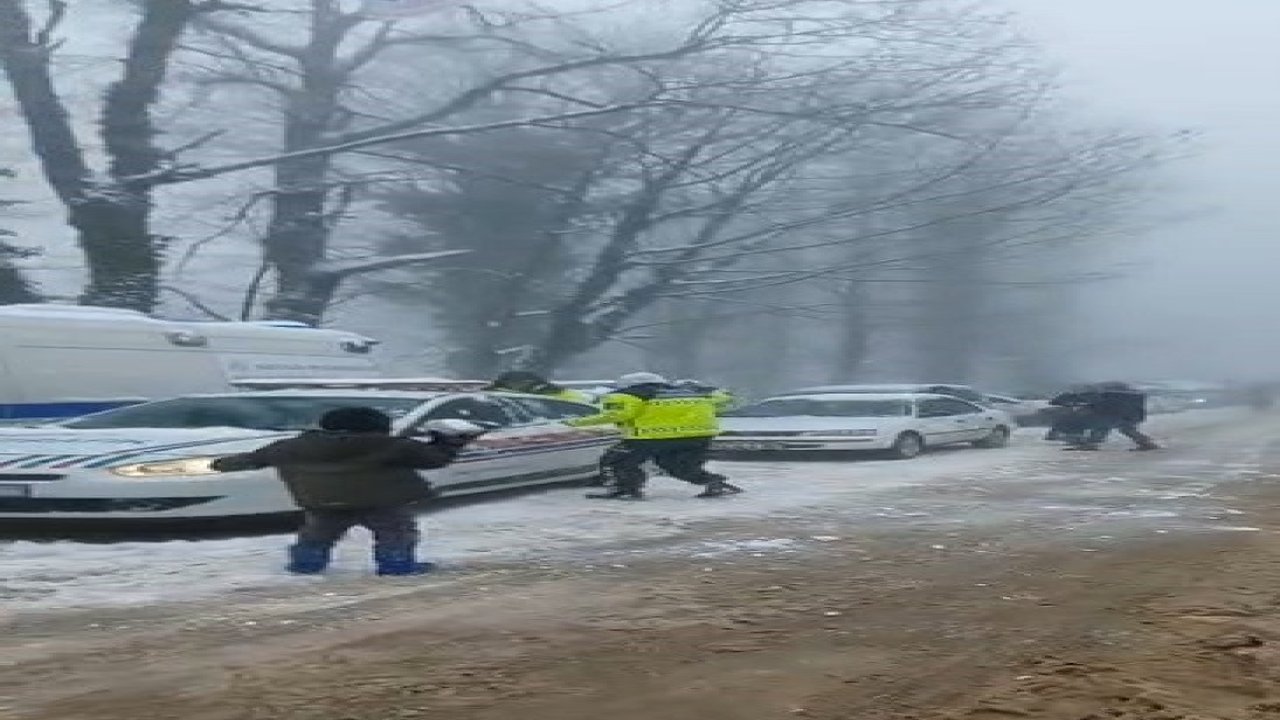 Soğuk havada sıcak görüntüler: Jandarma çocuklarla kar topu savaşı yaptı