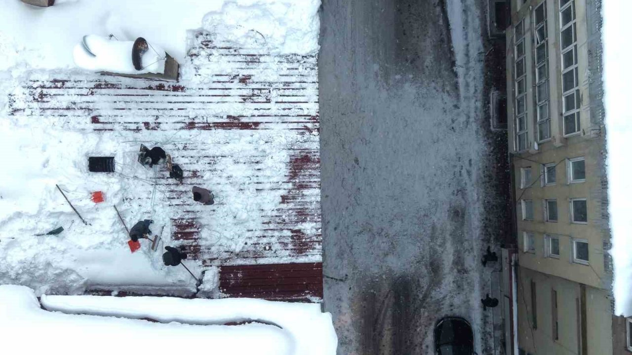 Muş’ta çatı temizleyen işçilerin zorlu mesaisi