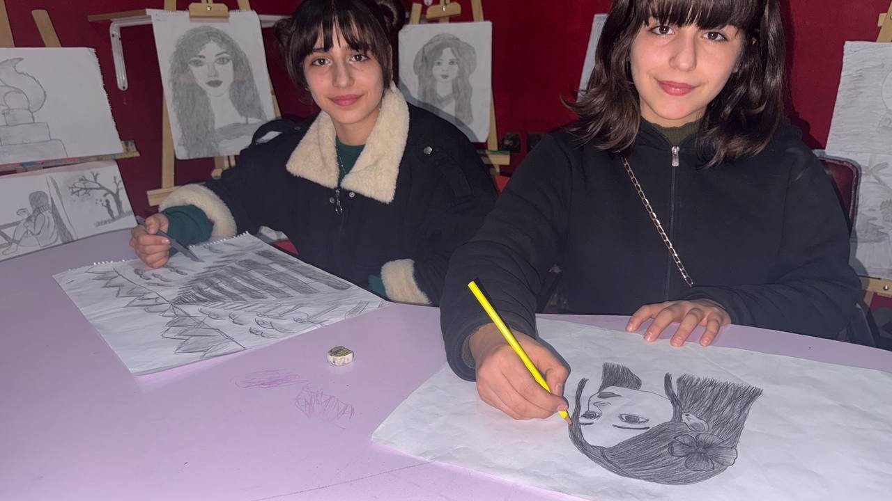 Engel tanımayan ikizlerin resim aşkı