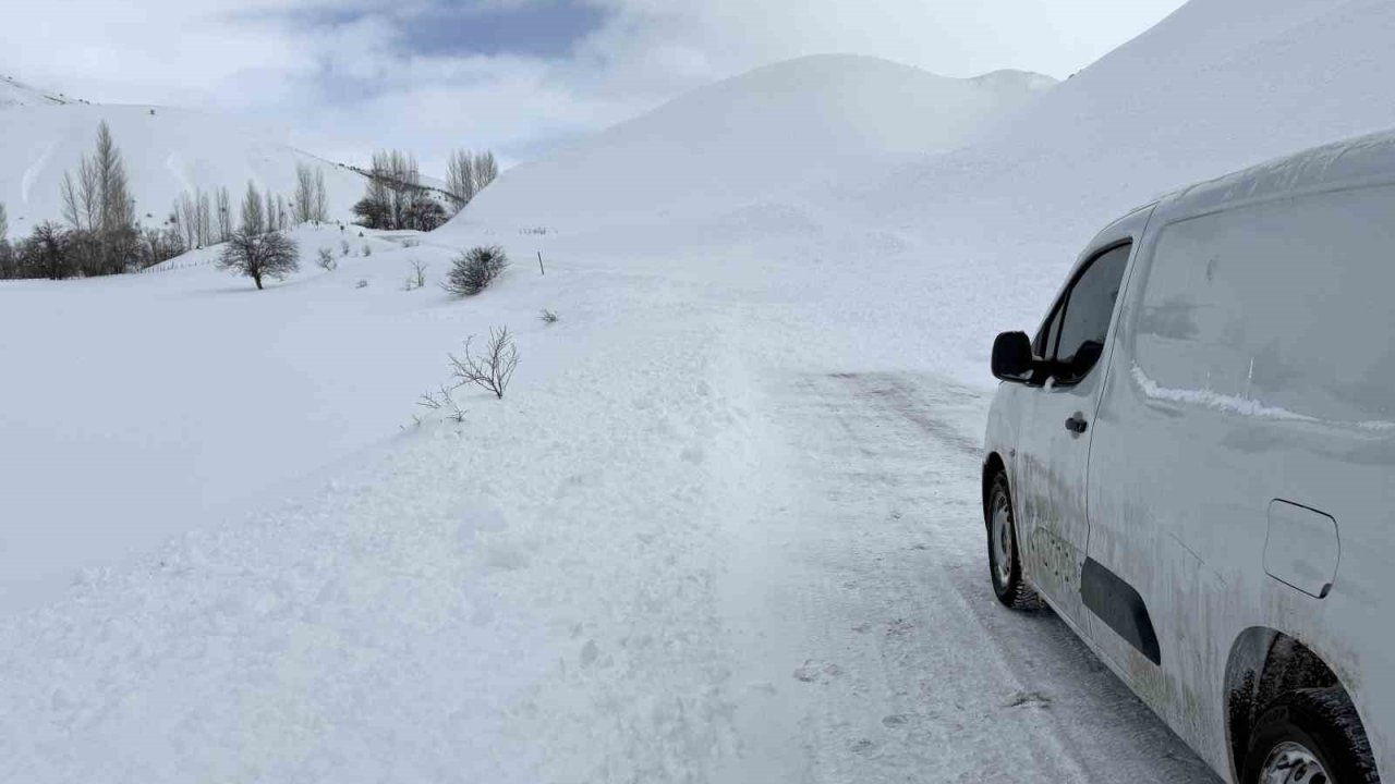 Bingöl’de ilçe yoluna çığ düştü: Ekipler sevk edildi