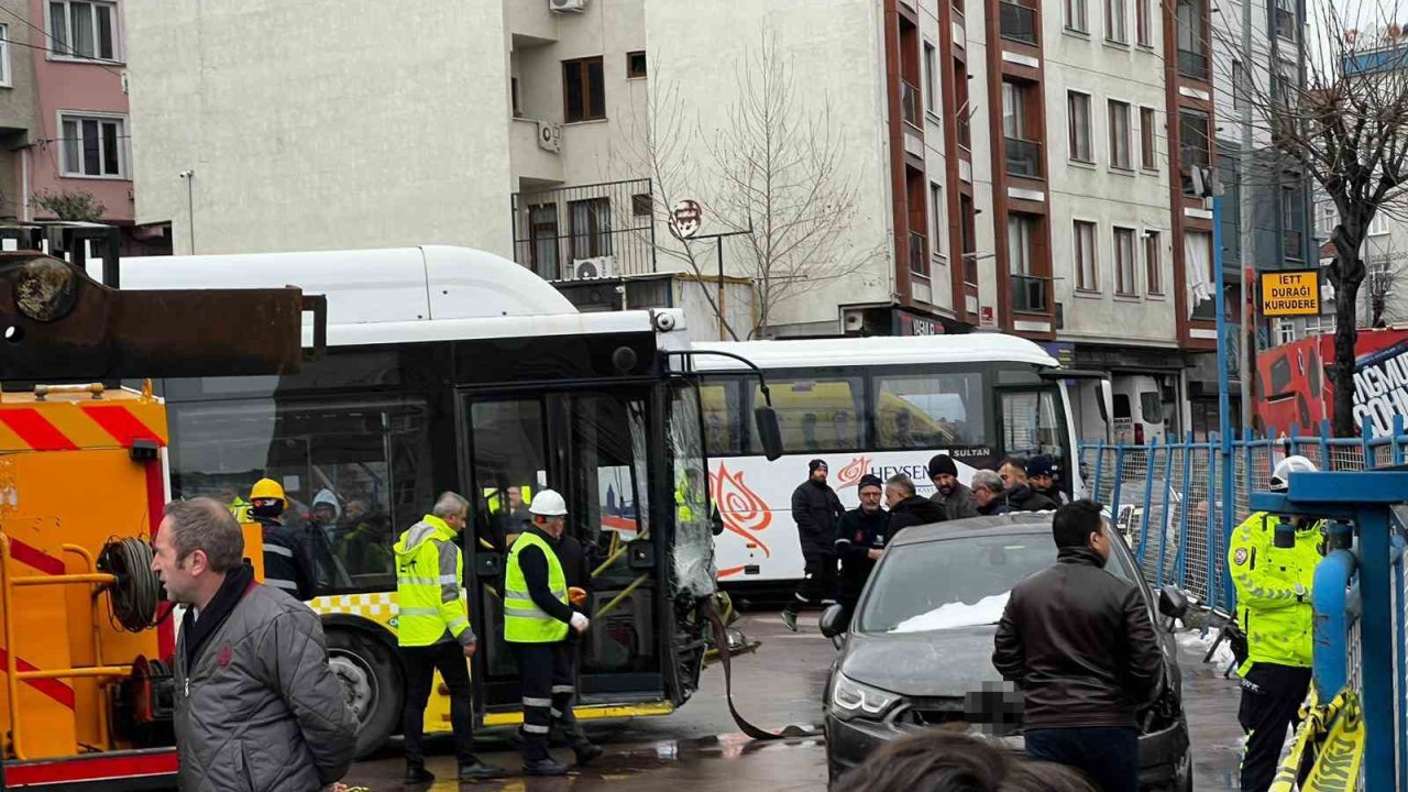 Esenler’de içinde yolcuların bulunduğu İETT otobüsü otoparka daldı, faciadan dönüldü
