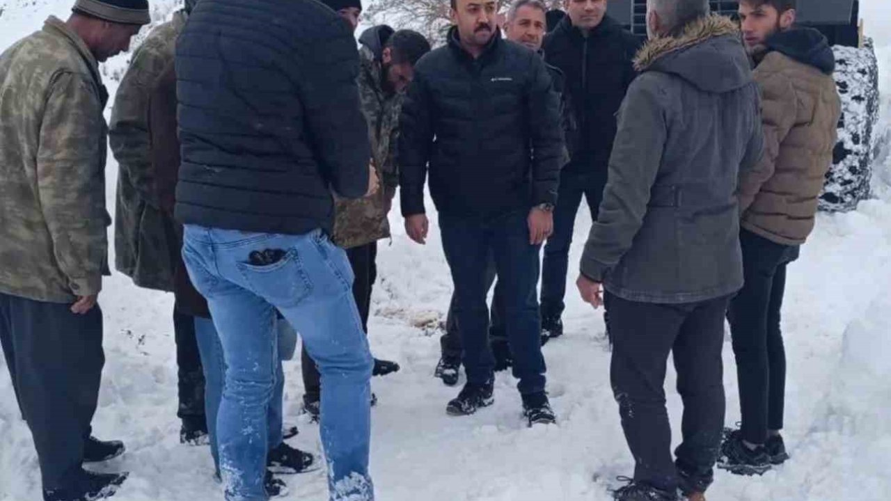 Kaymakam Pelvan, yol açma çalışmalarını inceledi