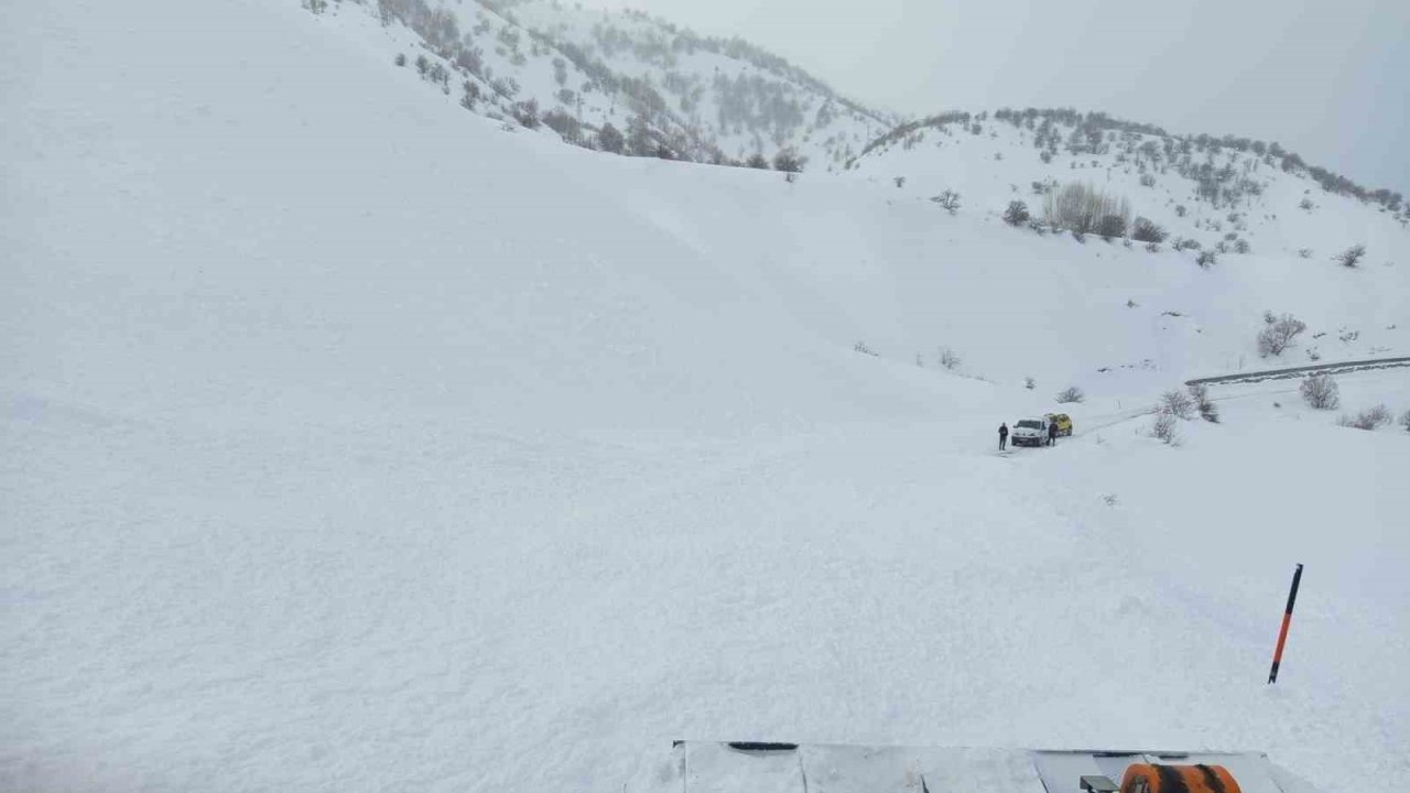 Bingöl’de yola düşen çığ ekipler tarafından temizlendi