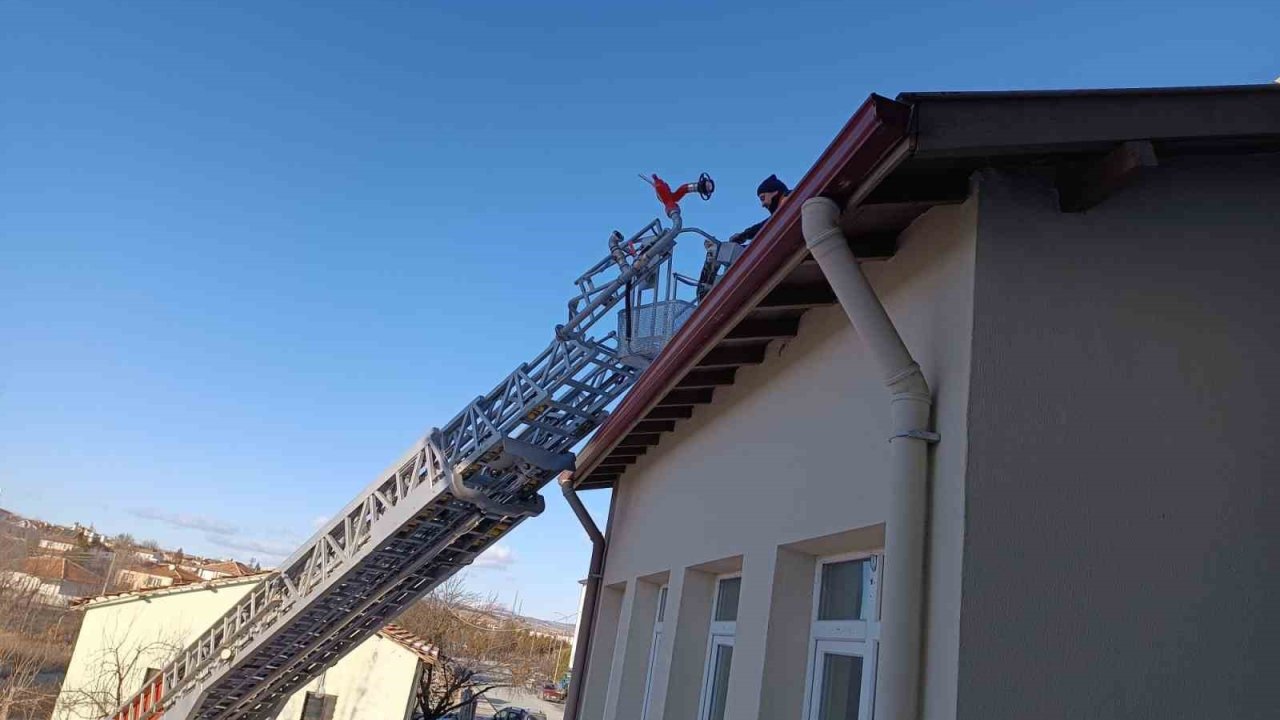 Çorum’da binanın çatısında mahsur kalan kediyi itfaiye ekibi kurtardı