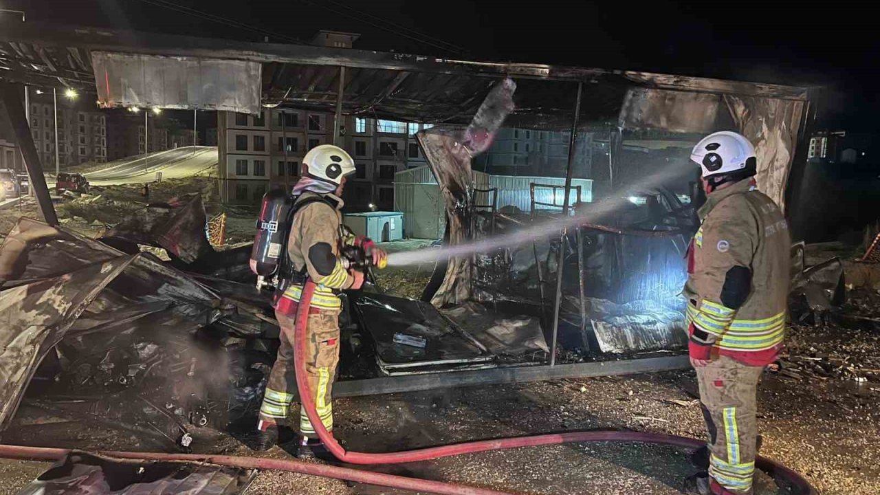 Hatay’da yanan konteyner kullanılmaz hale geldi