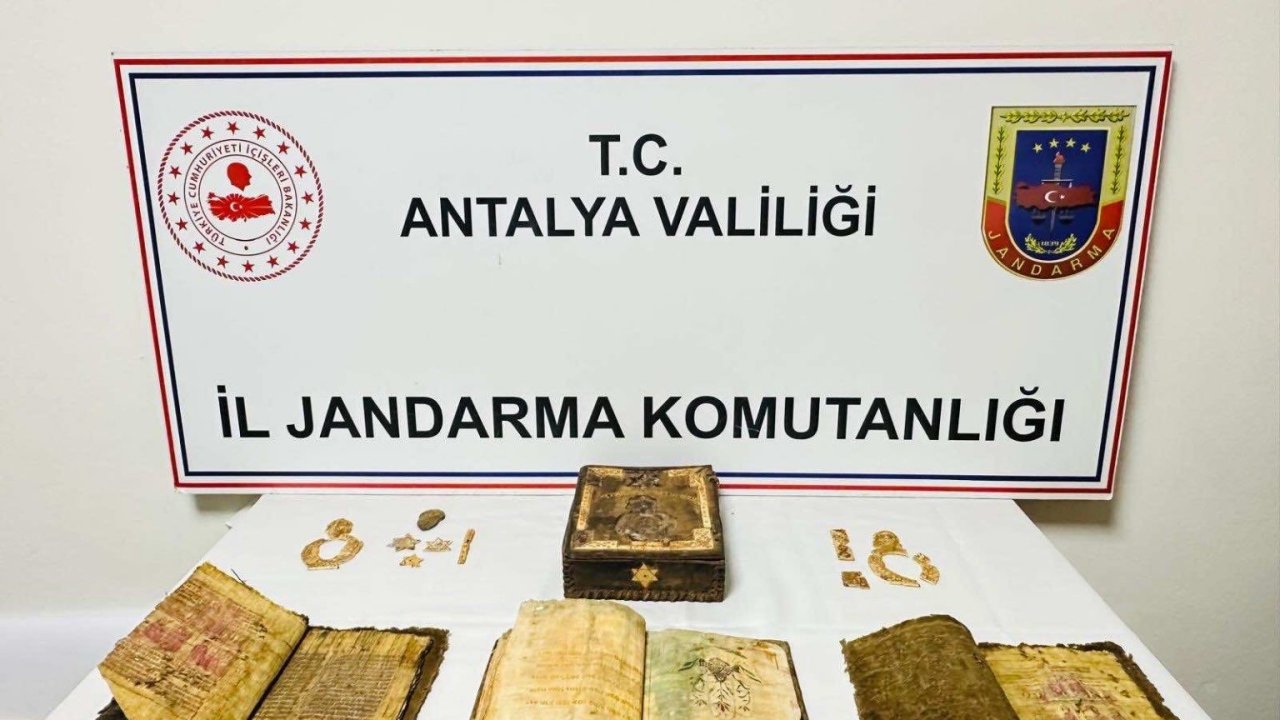 Antalya’da durdurulan araçtan tarihi Kur’an-ı Kerim ve tarihi eser çıktı