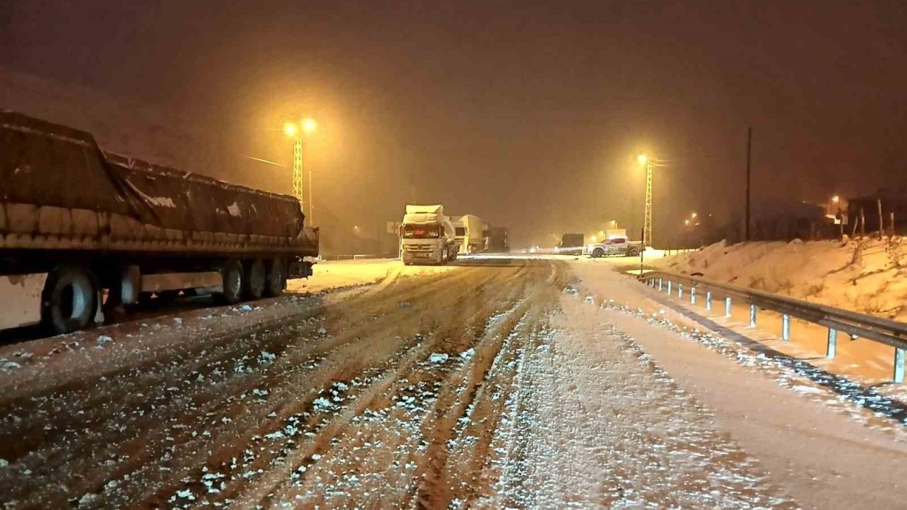 Kop Geçidi’nde ulaşım yeniden sağlandı
