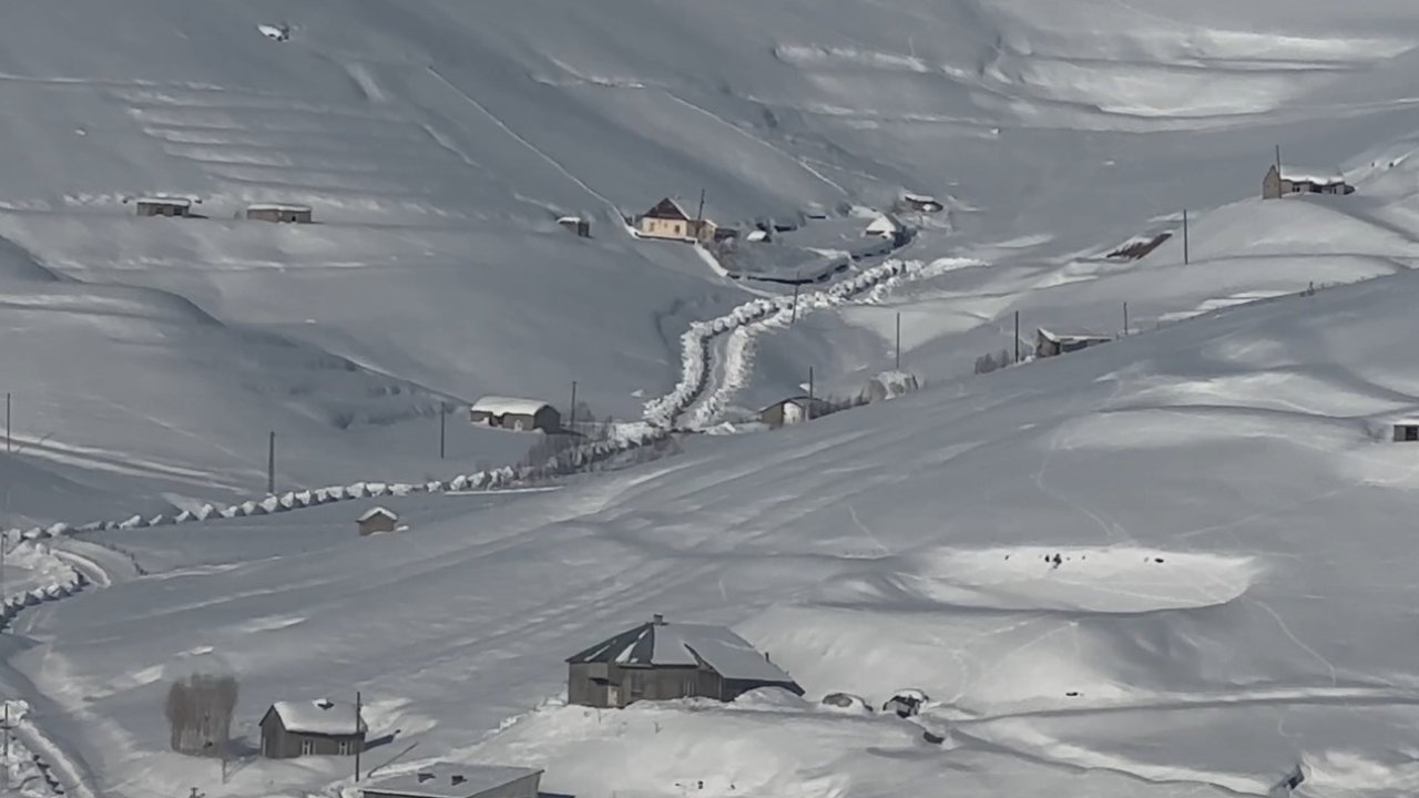 Hakkari kar yağışı: 51 yerleşim yerinin yolu kapandı