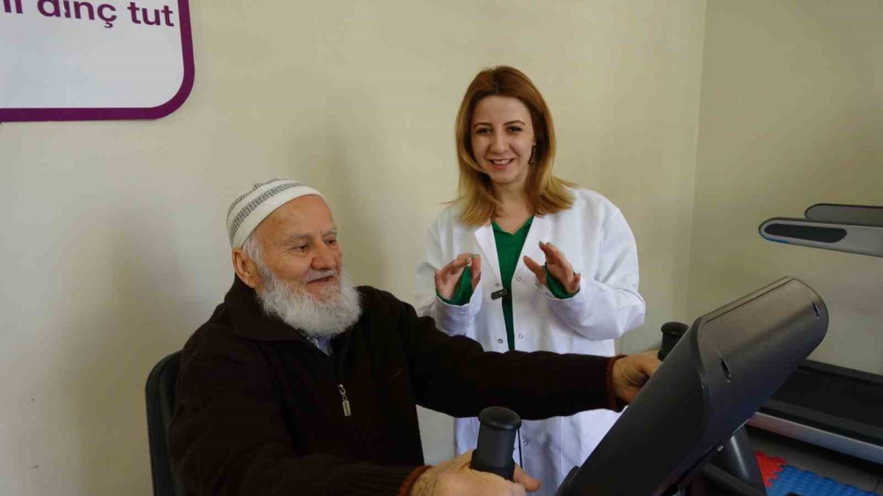 Moral Evi’nin renkli kişiliği çevresine neşe saçıyor