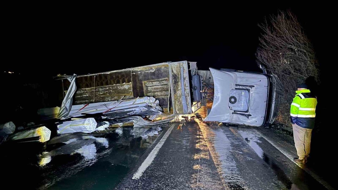 Bilecik’te direksiyon hakimiyetini kaybeden tır sürücüsü kaza yaptı