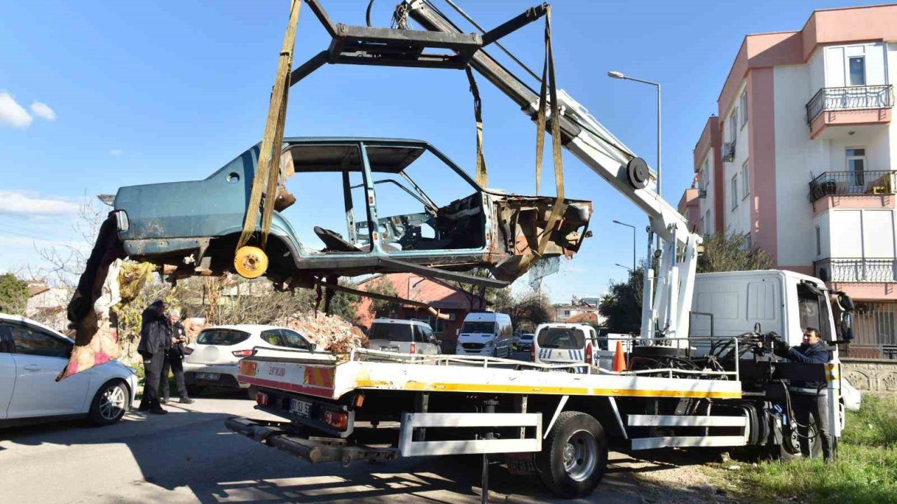 Kepez’de terk edilmiş hurda araçlar kaldırıldı
