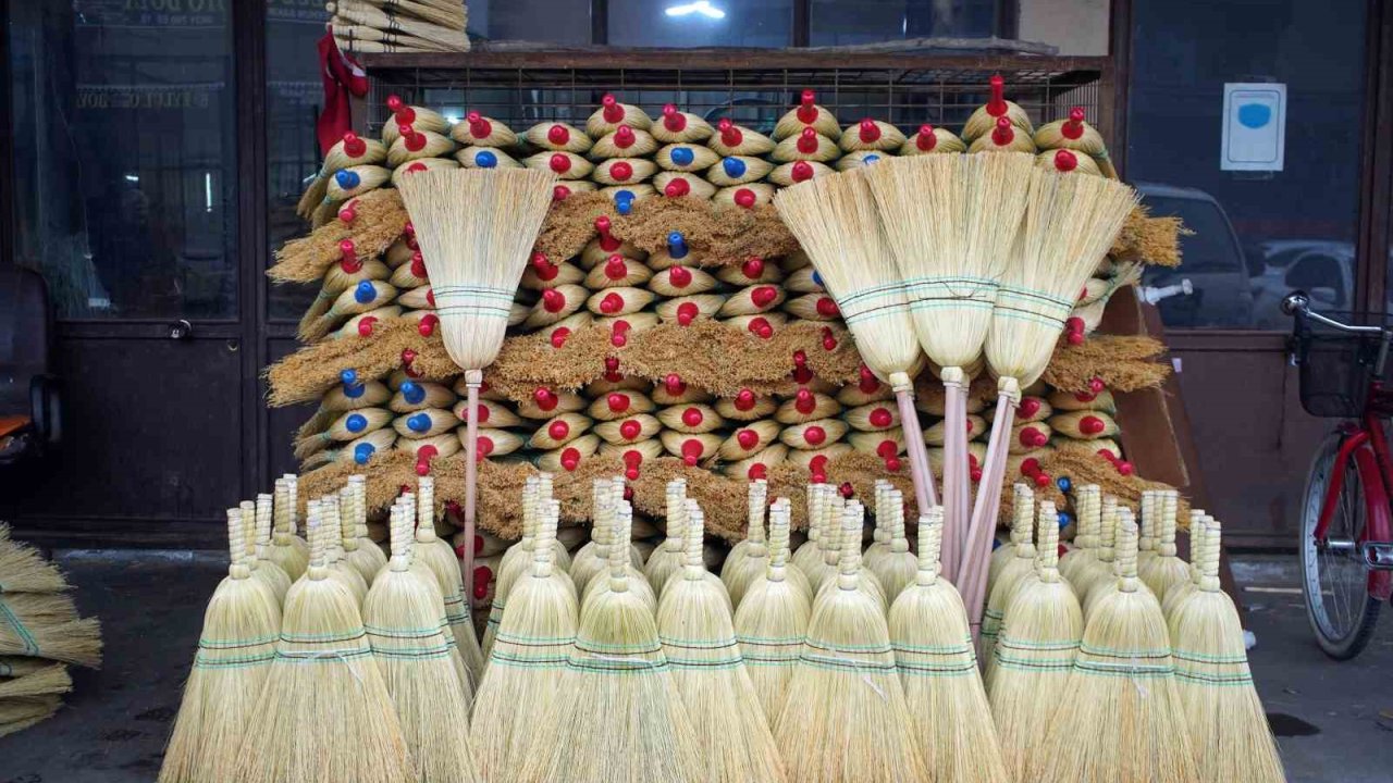 Bir zamanların vazgeçilmeziydi, şimdi yok oluyor: Ot süpürgelerde son ustalar