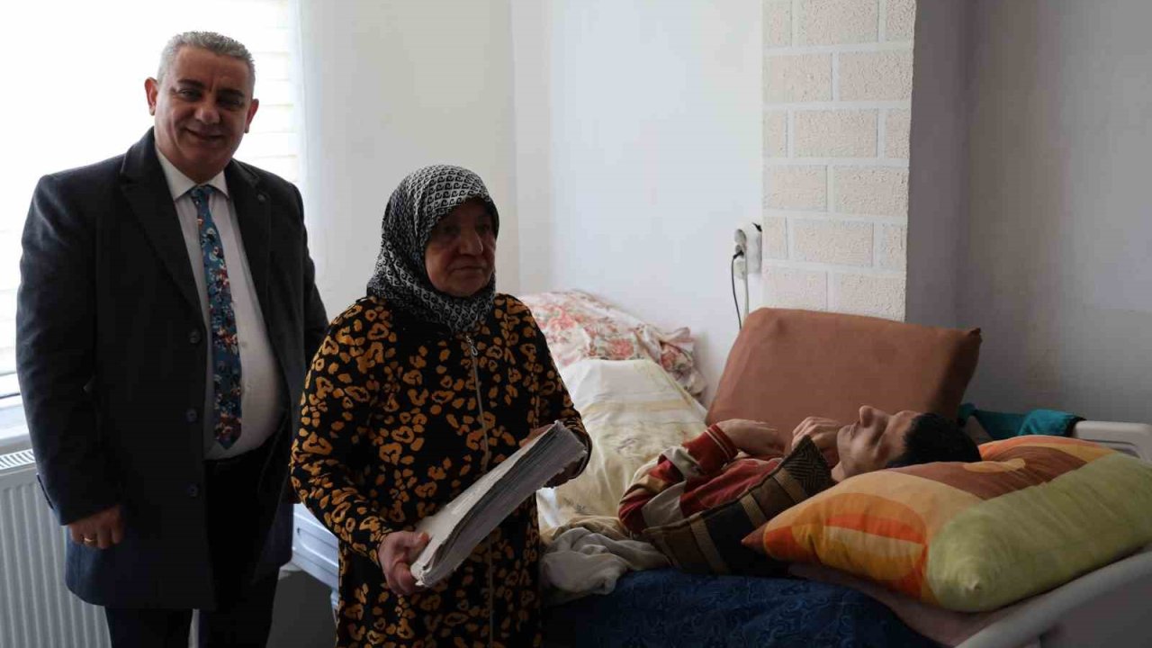 Kırşehir’de yaşlı kadın ailesinin terk ettiği hasta torununa 29 yıldır bakıyor